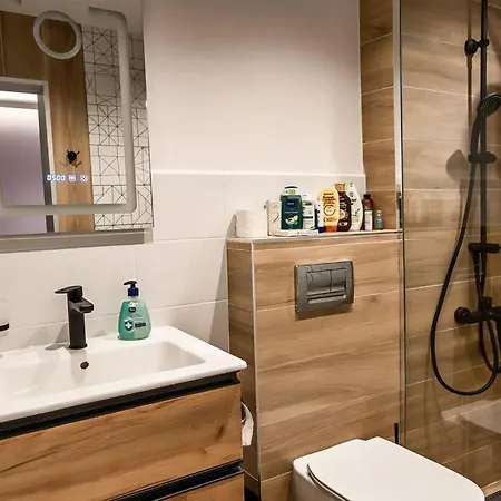 Very Spacious & Modern 3bed Near Airport & Centre *