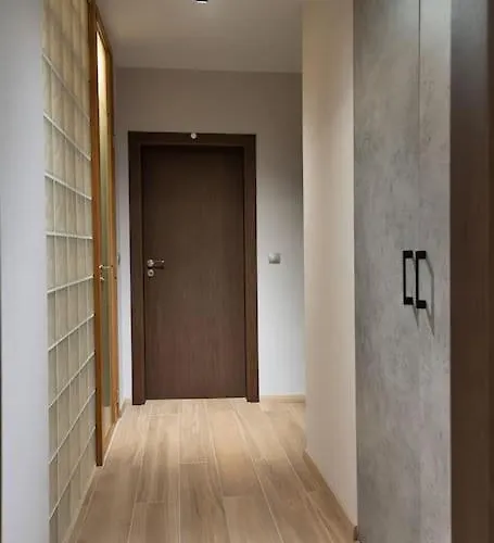 Very Spacious & Modern 3bed Near Airport & Centre Lejlighed *