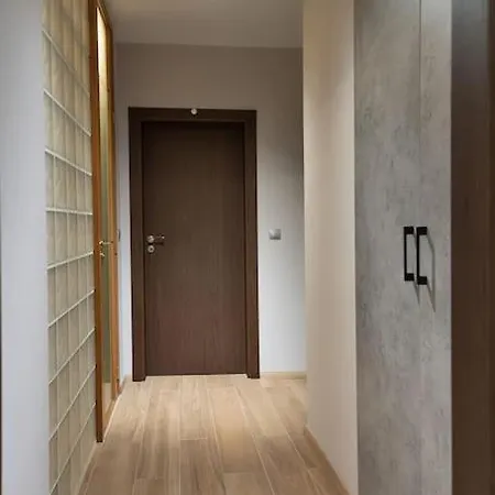 Very Spacious & Modern 3bed Near Airport & Centre Apartament *